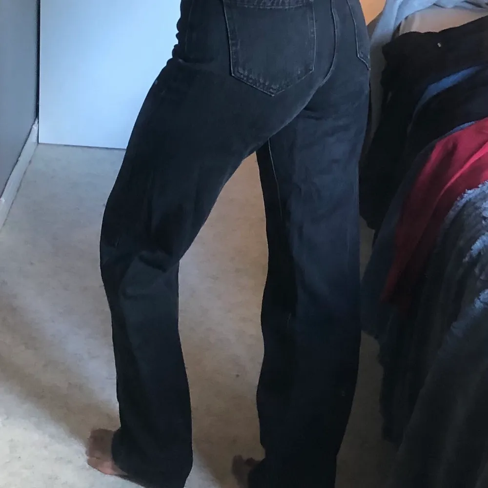 Säljer dessa mom jeans från NAKD. Väldigt snygga och väldigt fint skick! Storlek 34, jag är 160cm och dom är perfekt längd för mig, lite längre passform. Jeans & Byxor.