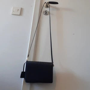 Svart handväska  - Svart handväska ganska lång men snygg ändå från H&M😀