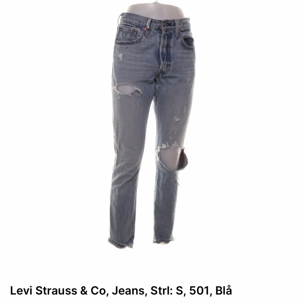Jag säljer nu mina blå Levisjeans som tyvärr blivit för små. Passade mig i längden och är 175 men det var precis, så skulle rekommendera att köpa dem om man är lika lång som mig eller kortare. Byxorna är vintage/straight leg så det står tyvärr inte utskrivet vad dem är i för storlek och längd men skulle säga att dem passar en xs/s. Jeans & Byxor.