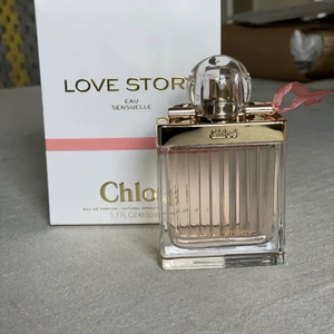 Chloé Love Story Sensuelle Eau De Parfum - En Chloé Love Story Sensuelle Eau De Parfume i 50 ml. Endast sprutad med en gång, säljes pga felköp. Nypris 1055 kr och den säljes i orginalförpackning, (kartongen är stött på ena sidan från leveransen).