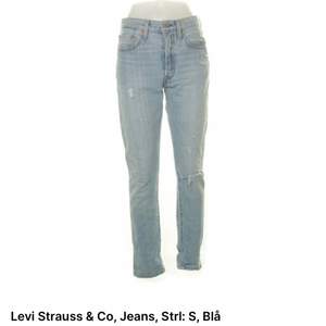 Detta är ett par blå Levis jeans i storlek s som jag säljer p.g.a för små. Står tyvärr ingen längd men skulle säga att dem passar dig i längden så lämge du är under 175.(vintage/straight leg)