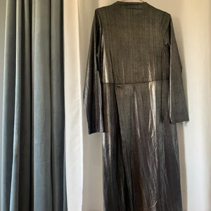 Festklänning - Oanvänd glittrig klänning från Junkyard, var lite stor för mig. Storlek small, men lite större i passformen. 