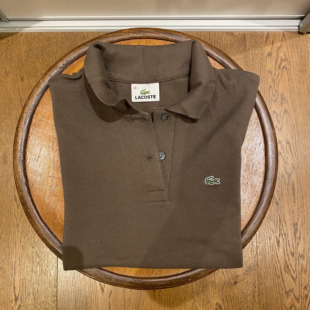 En brun Lacoste tröja för 150 kr.. T-shirts.