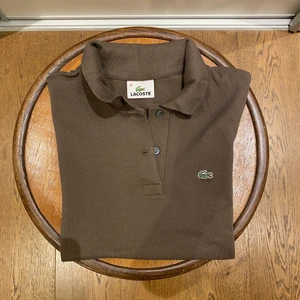 Lacoste tröja  - En brun Lacoste tröja för 150 kr.