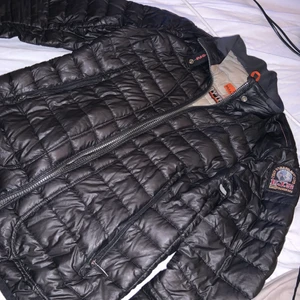 Parajumpers - Äldre höstjacka från parajumpers! modell-Sunny.  köpt på johnells för några år sedan! Använd ganska mycket och är lite sliten, därav det låga priset!