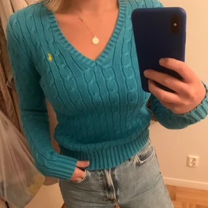 Ralph Lauren tröja turkos - Superfint skick! Knappt använd. Storlek XS men jag är S och funkar ändå. Färgen är drömmigt blå och loggan är gul 