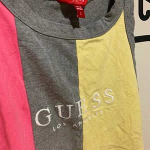 Guess linne - Ett linne i märket guess. 