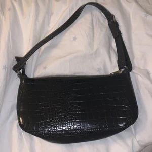 Svart väska  - Säljer denna svarta väskan pga den inte används. Köparen står för frakt!