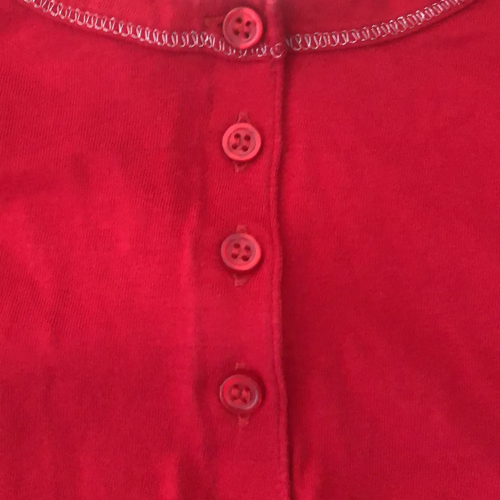 Långärmad tröja från ca 2007. Väldigt aesthetically 00s. Bra skick och väldigt bekvämt material. . Skjortor.