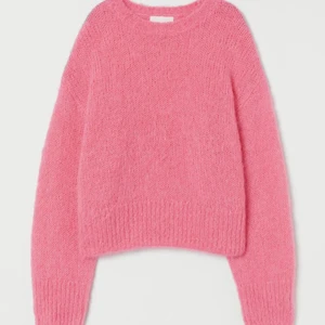 Trendig Stickad Tröja i Alpaca  - Intressekoll på min stickade tröja! Säljer endast om det är ett bra bud:) Senaste bud 410