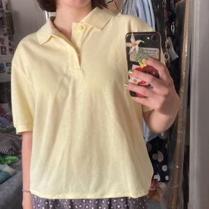 Skjorta - Ljusgul skjorta från dressman i ett mjukt och bekvämt material. Kroppad. 