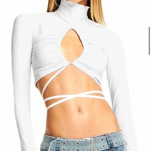 I. Am. Gia. topp - Aldrig använd endast testat den. Storlek Small men skulle säga xs och bättre för dig med mindre byst. Köpare står för frakt