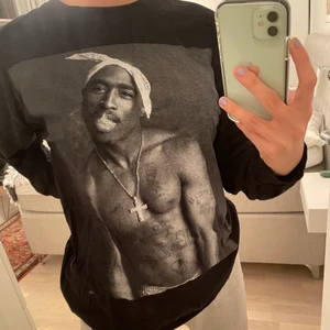 2pac tröja - Säljer min 2pac långärmade tröja, lite oversized, mycket fint skick👍🏽 inte använd många gånger. köpt för 500kr