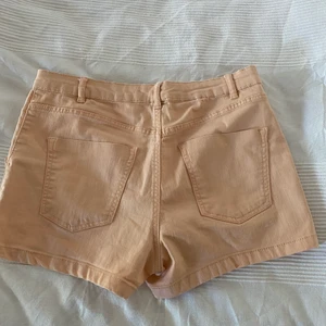 Shorts i aprikos  - Ljusa shorts i aprikos. Bekväm passform, från Kappahl.🧡