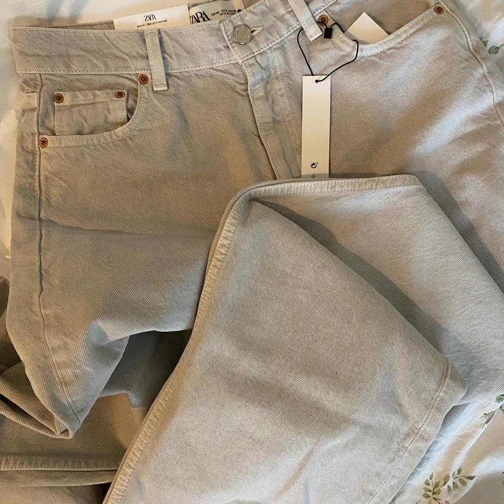 Slutsålda Zara jeans helt nya med prislappen kvar. Köparen står för frakt. Buda eller köp direkt för 600kr inklusive frakten. Jeans & Byxor.