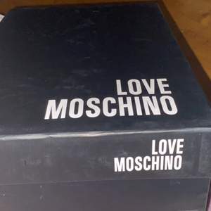 Säljer ett par Moschino skor då dom inte kommer till användning, storlek 39 (passar även 38) dom är helt oanvända har endast testat dom 1 gång och sen dess så har dom legat i kartongen. Dom är äkta såklart och om det önskas mer bilder så är det bara att höra av sig.😊 