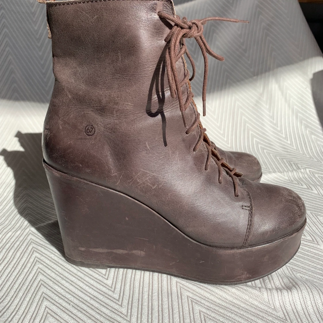 Bruna kilklackar i skinn