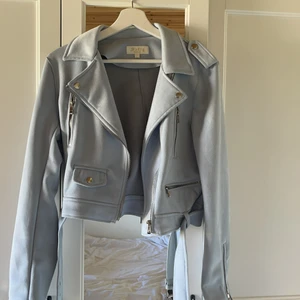 Tyg jacka  - Säljer denna fina ljusblå jacka då den inte kommit till användning, jackan är nyskick. Den är otroligt mjuk och stretchig. Storleken är L men skulle säga att storlek M och S kan ha den också. 