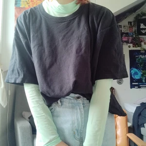 Neongrön crewneck croptop - (!! TRÖJAN ÄR VÄLDIGT SEE THROUGH! därför har jag en t shirt över den !!) säljer denna coola neongröna croptop i nylon! superbra plagg att ha under andra plagg, till exempel t shirts :) köpte den second hand och den är knappt använd av mig. enligt etikett är den i storlek M/L men den sitter en aning tajt på mig så skulle säga att den är i storlek XS/S. superfint skick ♡