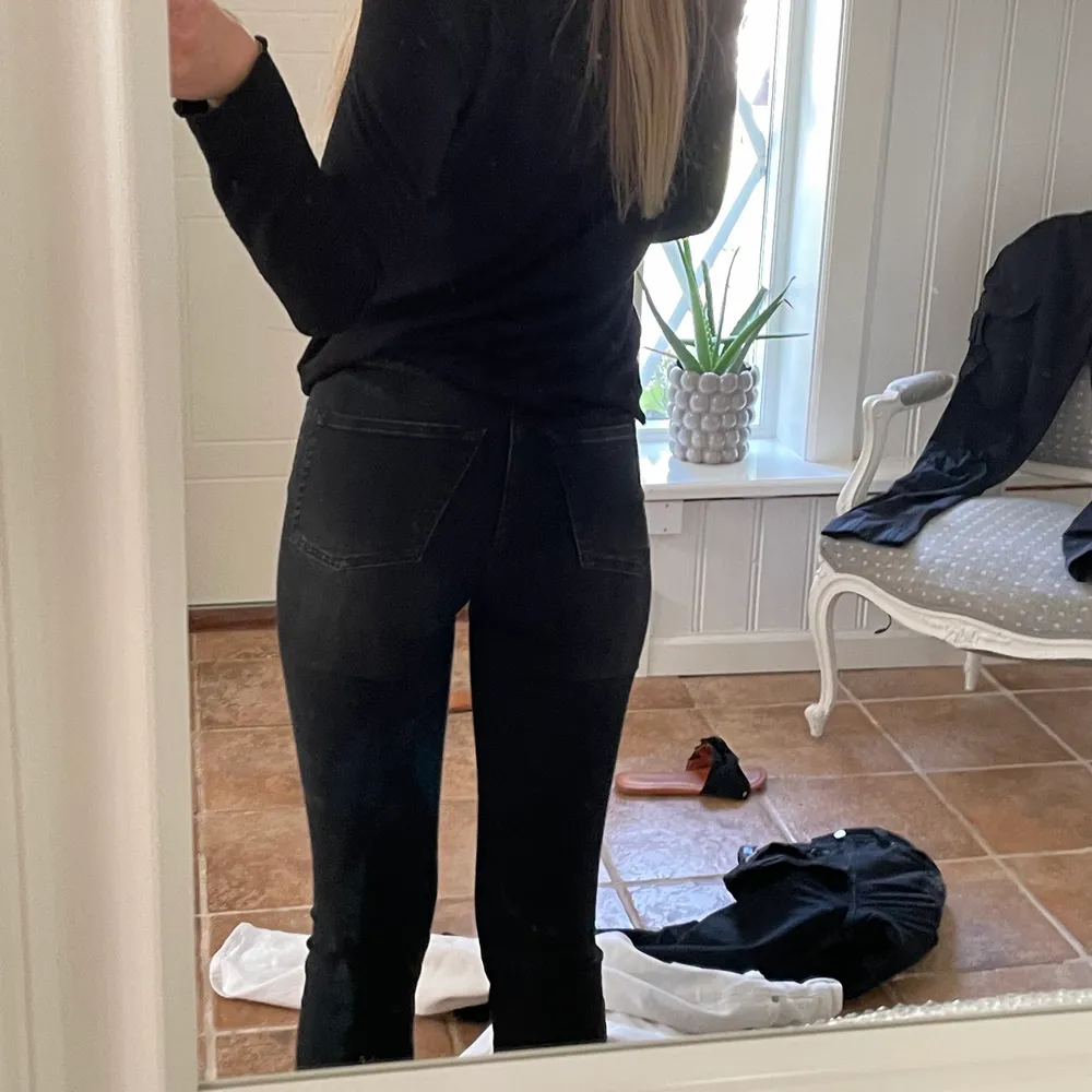 Jättefina och SÅ sköna jeans i stretch från Gestuz! Fin gråsvart tvätt, tajta över låren med lite flare över smalbenen. Älskar dessa jeans men börjar bli lite små för mig❤️‍🔥 nypris 1800kr, använda 5 ggr cirka!. Jeans & Byxor.