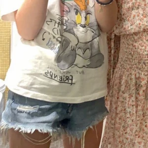 Jeans shorts - Säljer mina zara jeans shorts i storlek 32 skulle säga att det passar 34 också köptes för ca 300 och säljer för 150.💕