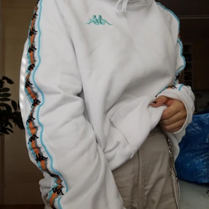 Hoodie - Vit hoodie från Kappa. Nypris ca 400<3