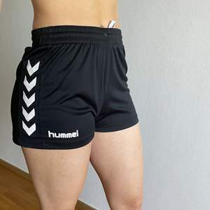 Jätte snygga och bekväma hummel shorts att träna i, i princip nya då jag har använt de fåtal gånger. Jätte bra att ha på sommaren!🌸