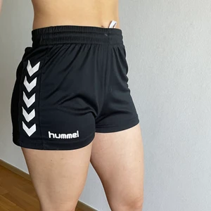 Hummel shorts - Jätte snygga och bekväma hummel shorts att träna i, i princip nya då jag har använt de fåtal gånger. Jätte bra att ha på sommaren!🌸