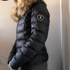 Rock and blue  - Säljer nu min superfina rock and blue jacka i storlek 36 (xs-m. Jag köpte den förra året och är en superbra vinter och höst jacka! Den är inte riktigt min stil längre så tänker att de är bättre att någon annan får nytta av den. Jackan har inga fel förutom att de är ett litet hål i ena ärmen men enligt mig så tänker men inte på de eftersom de är inuti ärmen. De finns så klart fler bilder och även bild på hålet så det är bara att höra av sig vid intresse💓 står inte för postens slarv‼️