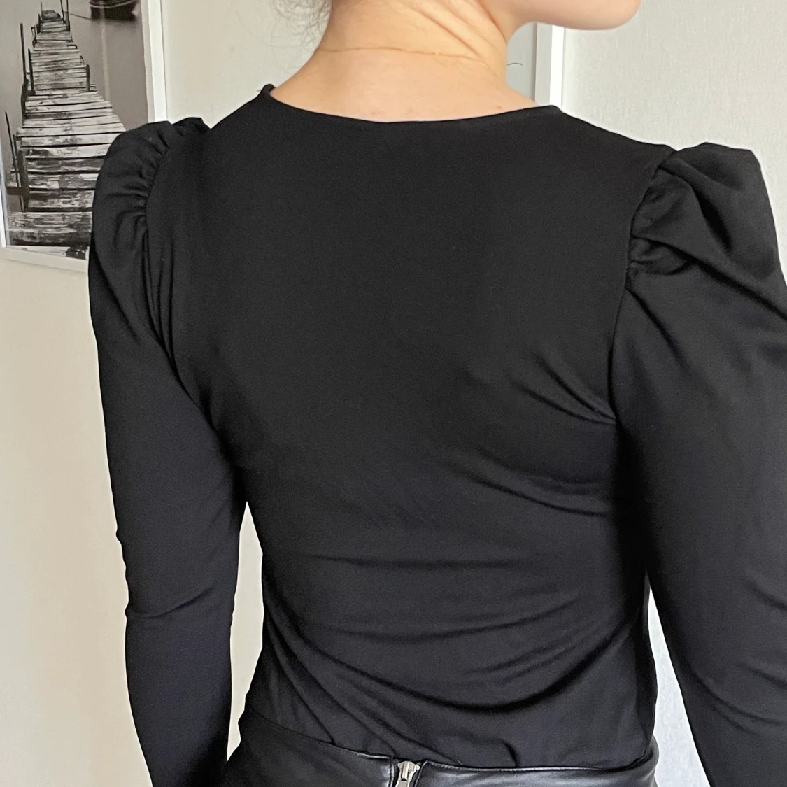 Långärmad svart body med öppning  - 91