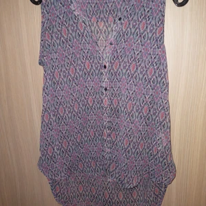 Blus från H&M - Stl. 36 - Tunn blus i lilafärgat mönster. Utan ärmar och med krage. Luftig och lätt, perfekt för varmare dagar.