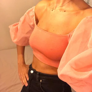 Top med puffärm  - 🌸 Princess-look magtröja med magiska puffärmar! Köpt på Zara i våras. Använd en gång. Storlek M men jag brukar annars ha S. Sitter tight runt bysten 🌸