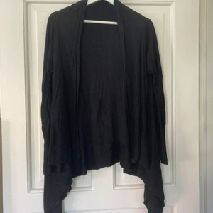 Kofta från H&M  - En kofta från H&M i storlek: M, skulle motsvara storlek 38. Själv köpt på Plick. Frakt kan man välja mellan spårbar och icke spårbar.