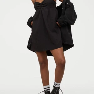 Klänning Hm - säljer denna svarta klänning fråm HM då jag inte får någon använding utav den. (endast testad)! Köparen står för frakt