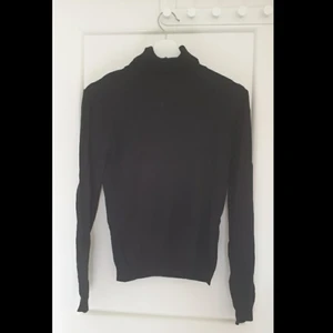 Polotröja, svart - Storlek S. Sparsamt använd.