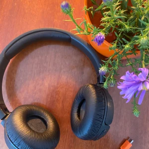 JBL bluetooth hörlurar - JBL bluetooth hörlurar med tillhörande laddsladd i bra fungerande skick dock lite defekter på utseendet såsom repor och små vita färgfläckar!