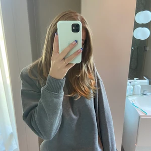 jättefin zara tröja!!💘💘🙏🏼🙏🏼😋😋 - Jättesnygg sweatshirt ifrån zara!! Nästan helt oanvänd!!💘💘 har 2 st så säljer den ena!!🙏🏼🙏🏼🙏🏼 Nypris: ca 350kr!!💘💘 Jätreskön och perfekt till vintern och hösten!!😋😋💘💘⚡️⚡️ 