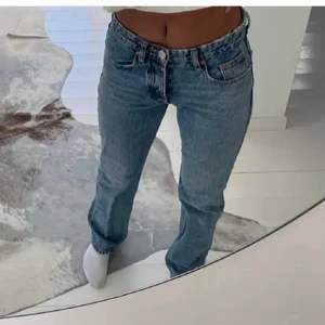 Mid rise jeans zara - Har dessa midrise jeans från zara i mellanblå färg, vill byta dessa, antingen mot grå/svart i storlek 34 eller 36❤️❤️ möts gärna upp i Stockholm!! Men kan även frakta