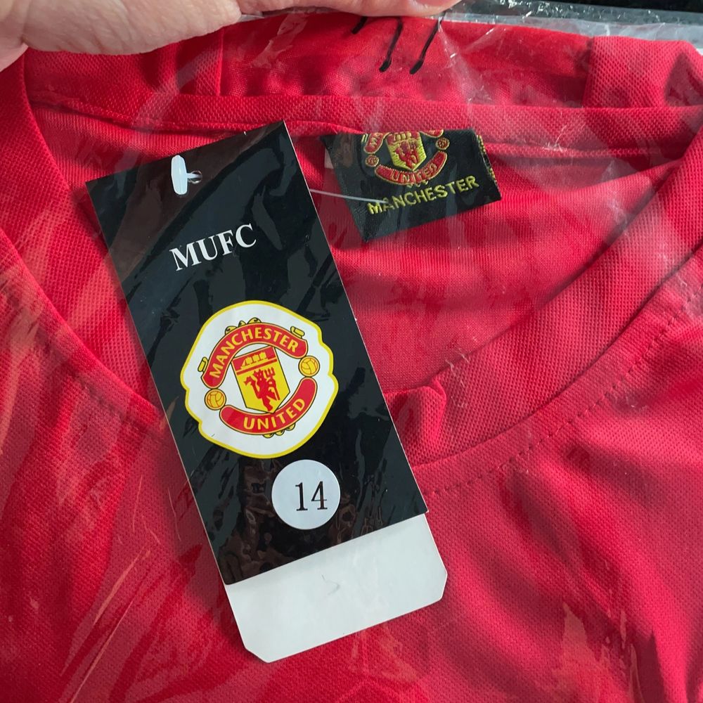 Helt nya Manchester United kläder. T-shirt och shorts. Nummer 9. Passar en Xs eller barn 12-14 år. . T-shirts.