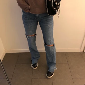 Jeans med slits - Säljer dessa slutsålda jeansen från pull and bear då de tyvärr blivit för små💕 I bra skick och är klippta för mig som är 170cm💕 Högsta bud 550kr