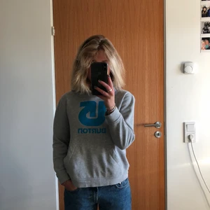 Burton hoodie  - Jätte snygg men lite för liten i armarna för mig så säljer den. 