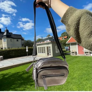 Silvrig väska - Lånade bilder!! Säljer denna silvriga väska superbra skick, säljer för 100kr + frakt💕