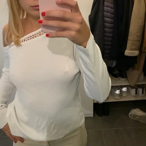 Off shoulder tröja med detaljer - Köpt på humana men har inte använts mycket av mig. BUDA!!! Köparen står för frakt💕