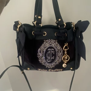 Juicy couture - Säljer min Juicy couture väska som är mycket gammal men är i ett super fint skick! Har inga sötningar över huvud taget utan som ny. Det är en liten storlek💓köparen står för frakt!!