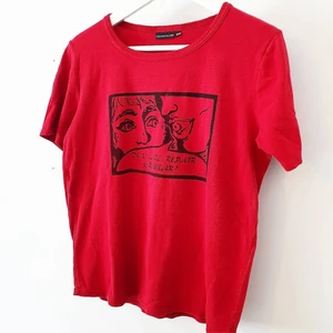 Röd screentryckt t-shirt - Röd t-shirt med svart screentryck "Do u care, repair and rewear?" 🖤❤ Storlek: 38/40 M/L Kan mötas upp i Luleå! Annars står köpare för frakt