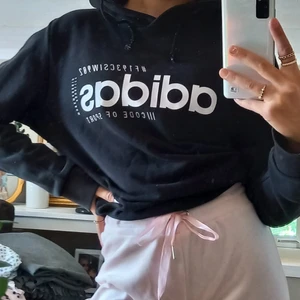 Adidas hoodie svart.    - Hoodie köpt på stadium. Storlek L men funkar bra som M. Använder inte längre. Men fin🖤
