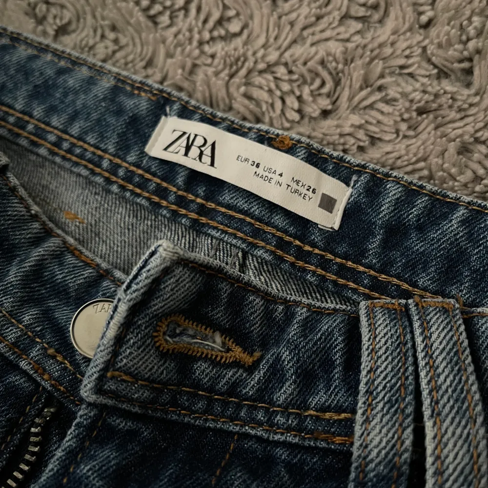 Sjukt snygga zara jeans i 90-talsstil med raka ben! Jag är 167cm och på bilderna ser man hur de sitter på mig. Inköptes för några månader sedan men säljer då de inte har använts.. De är inte avklippta någonstans så det är orginallängd, strl 36. Skulle säga att de är mer åt mid eller high-waist snarare än low! Möts upp i Stockholm!! Tveka inte på att höra av er vid frågor!! 💗🤍🛍💗. Jeans & Byxor.