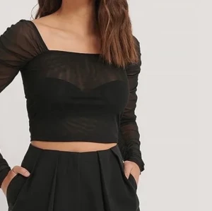 Svart top m fyrkantig ringning - Svart blus/top från BikBok. Aldrig använt då jag beställde fel storlek.