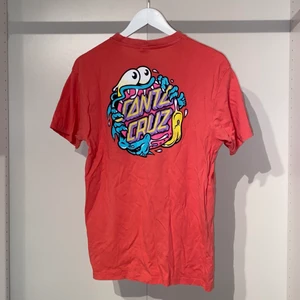 Santa Cruz rosa t-shirt  - rosa t-shirt från Santa Cruz tjejavdelning i strl. M. är mer ceriserosa i verkligheten, skriv för fler bilder!