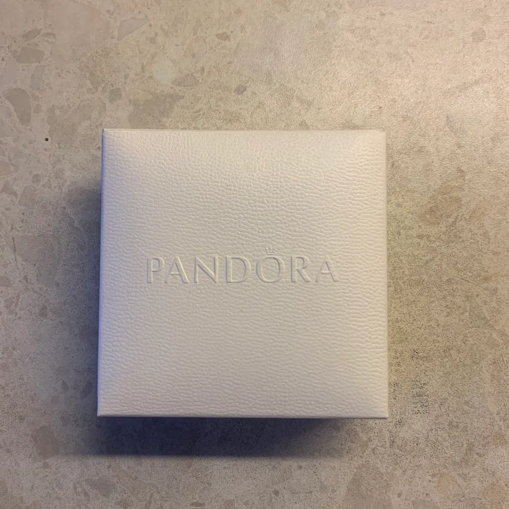 Jättefint hjärthalsband från Pandora, aldrig använt!! Man kan ha båda sidor framme. Nypris: 899:-, säljes för 300 då det aldrig använts✨ Köparen står för frakt💓. Accessoarer.